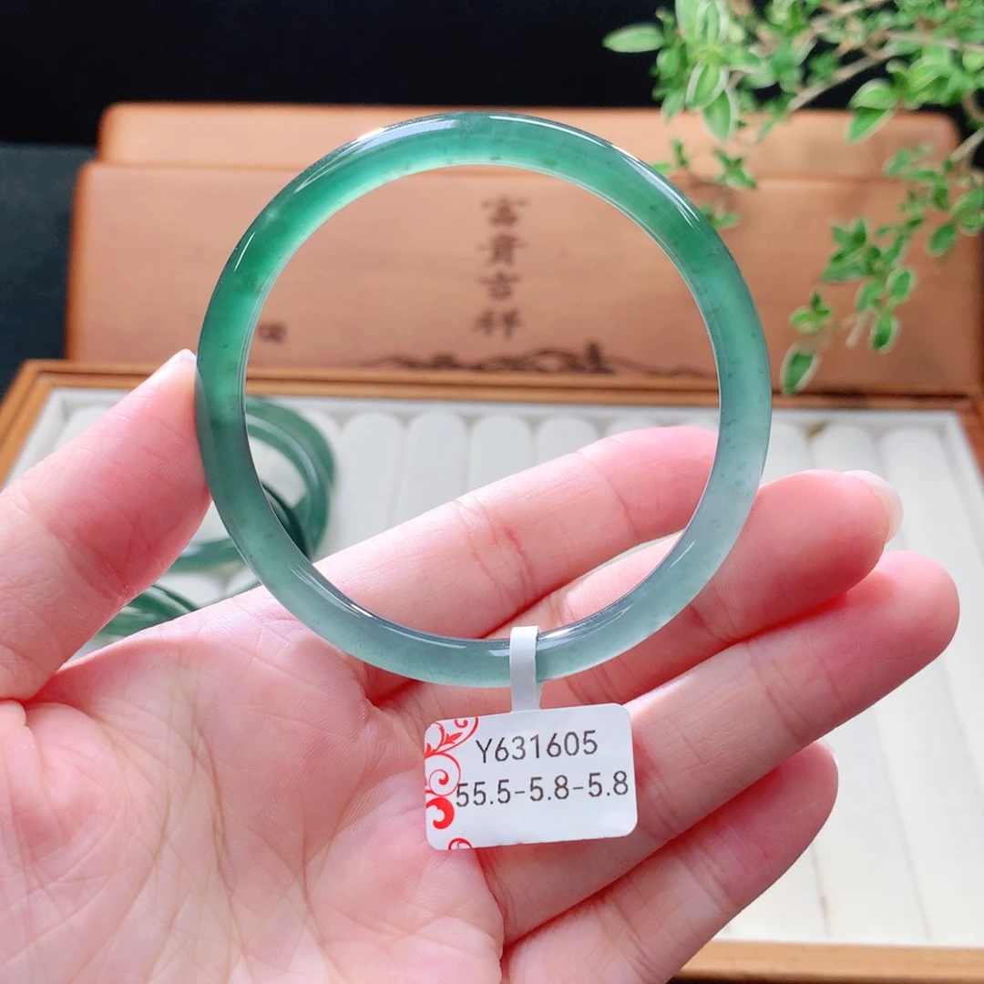 未镶嵌手镯（圆镯）翡翠