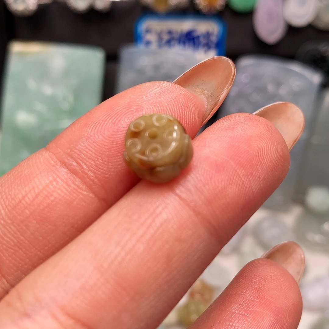 翡翠未镶嵌颈饰莲花