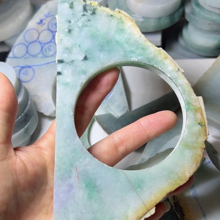 翡翠颈饰未镶嵌翡翠片料