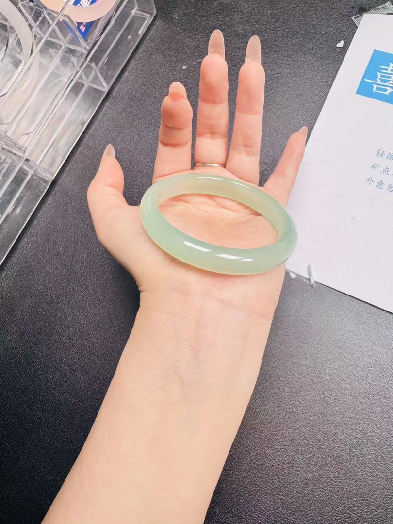 淡翠绿玛瑙55圈口