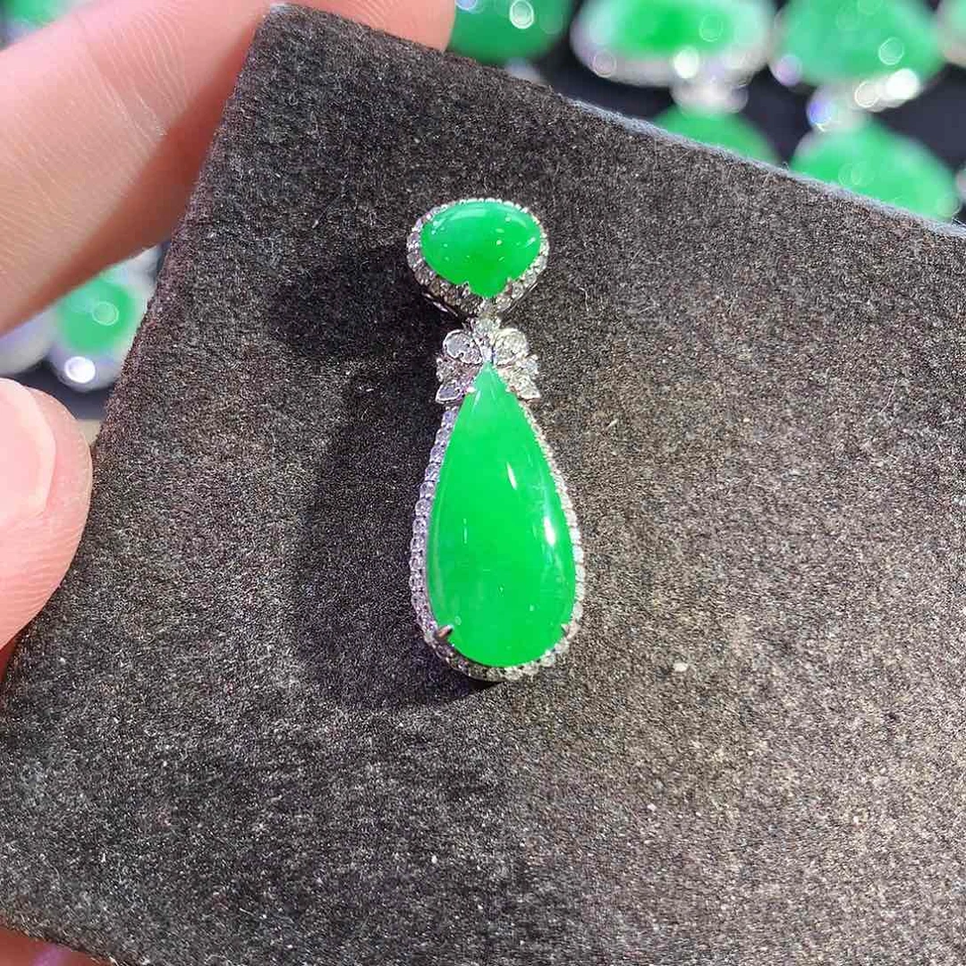 翡翠18K金镶嵌吊坠(赠链)