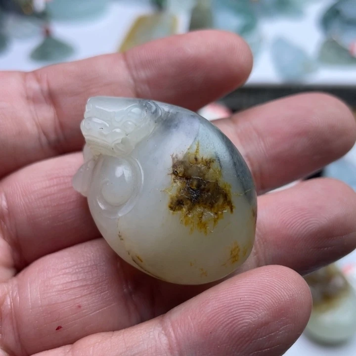 橘***水和田玉未镶嵌颈饰挂件