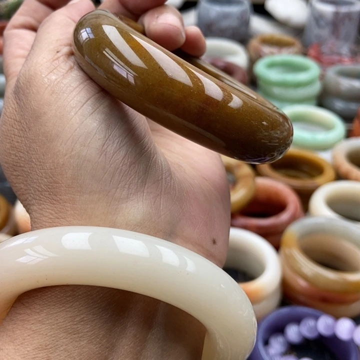 未镶嵌手镯石英岩玉特色