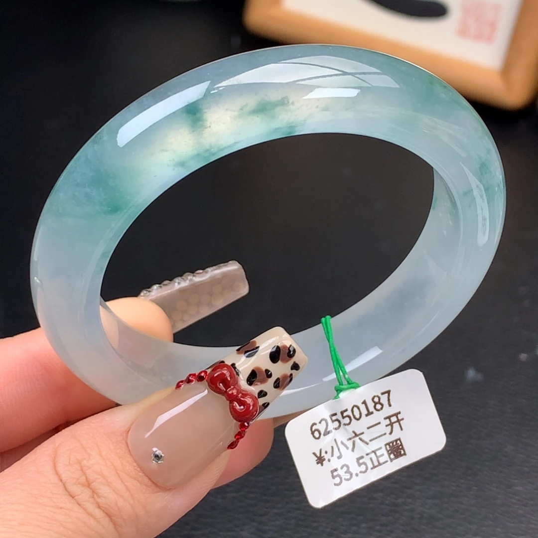 翡翠手镯未镶嵌高冰飘蓝花正圈手镯（小六二开现询）