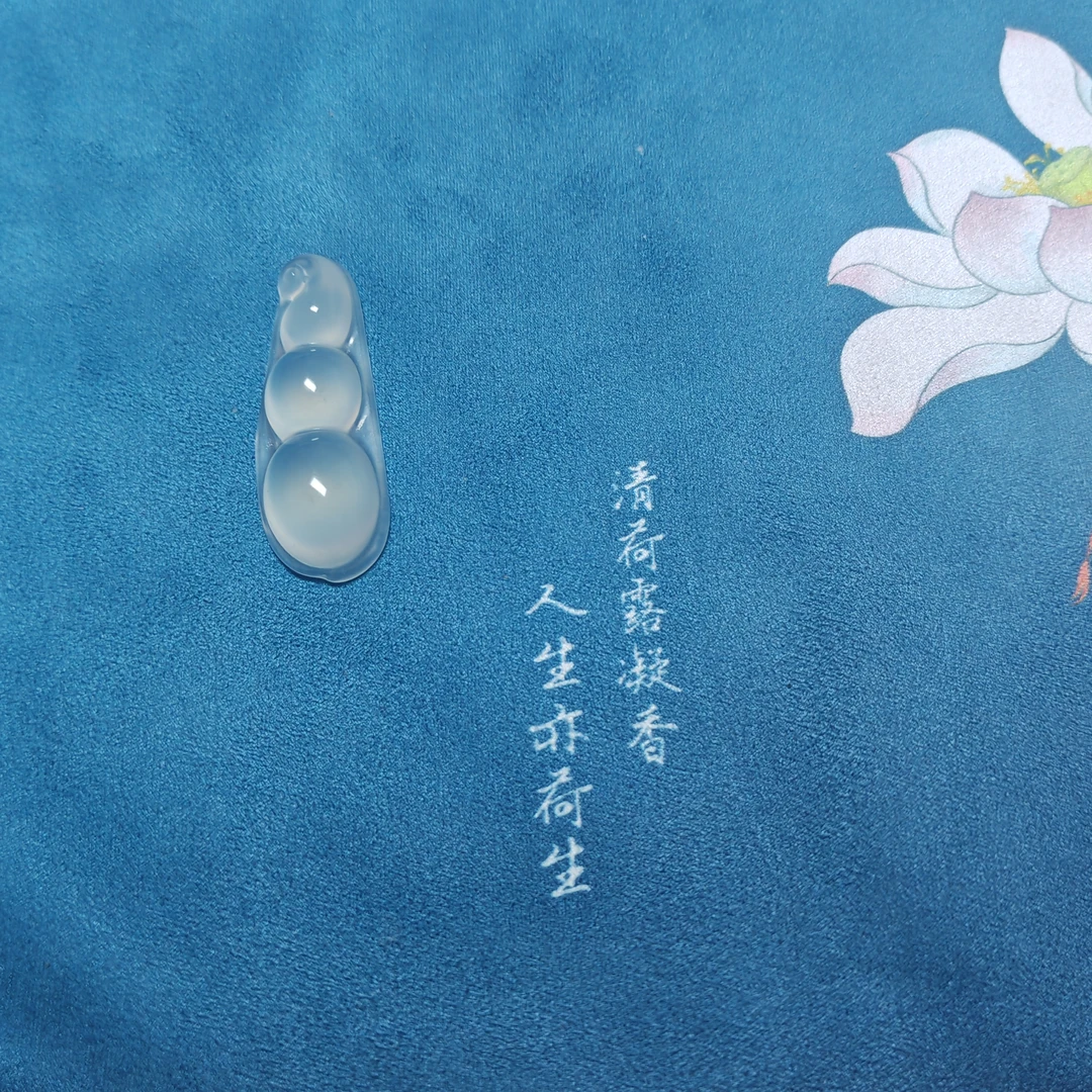 岫玉颈饰福豆吊坠