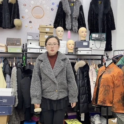 三醋酯纤维直播间主播拍断码女外套