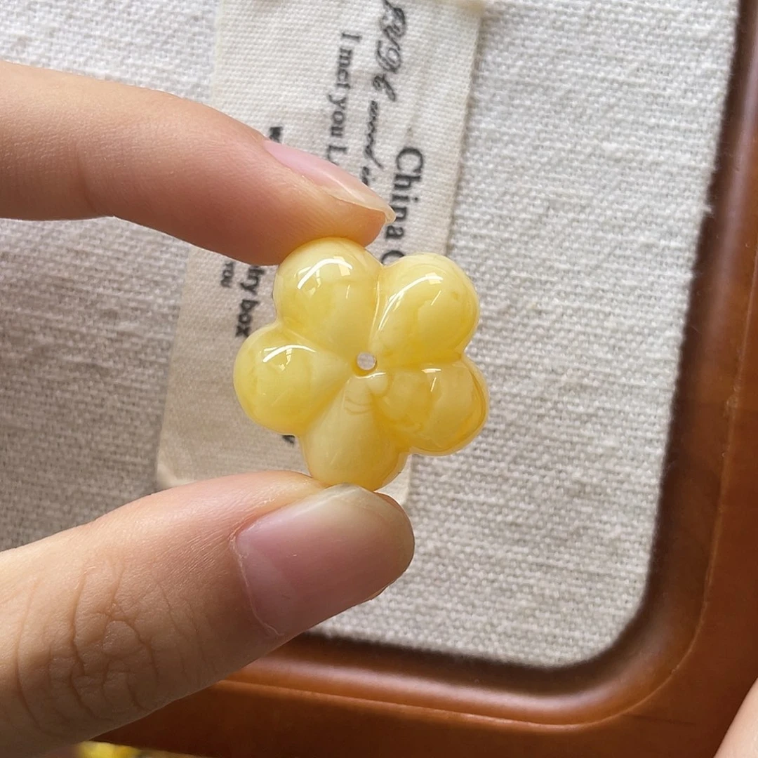 未镶嵌琥珀裸石是****?花花