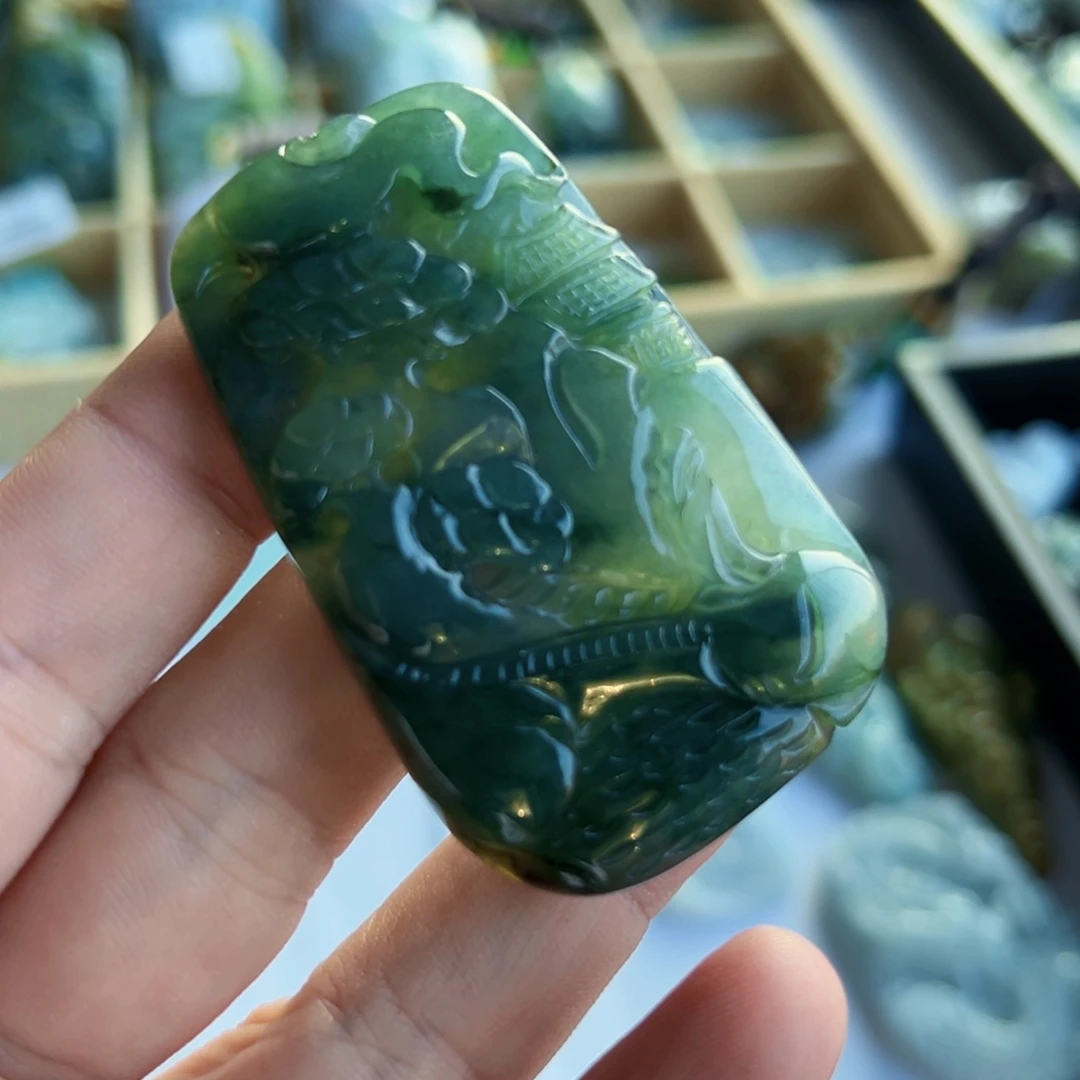 我***道翡翠未镶嵌颈饰山水