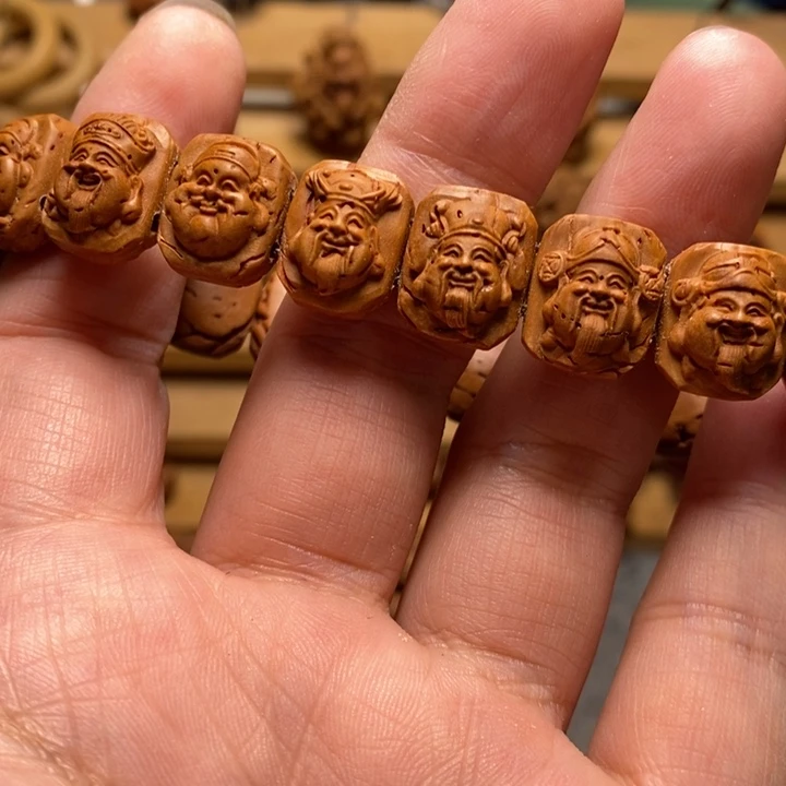 桃核雕刻财神小手牌