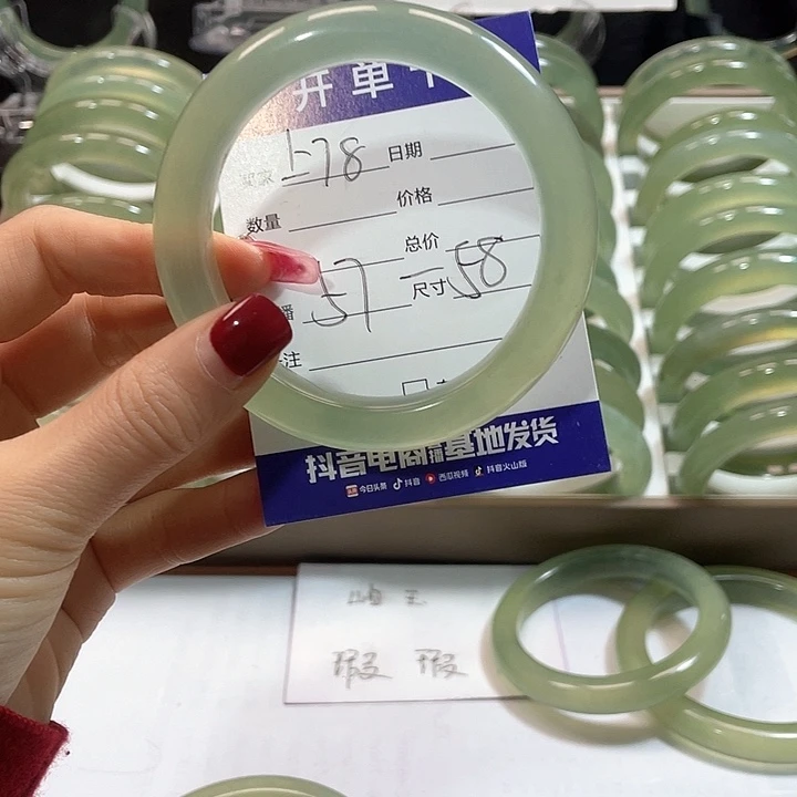 蛇纹石玉手镯未镶嵌黛*