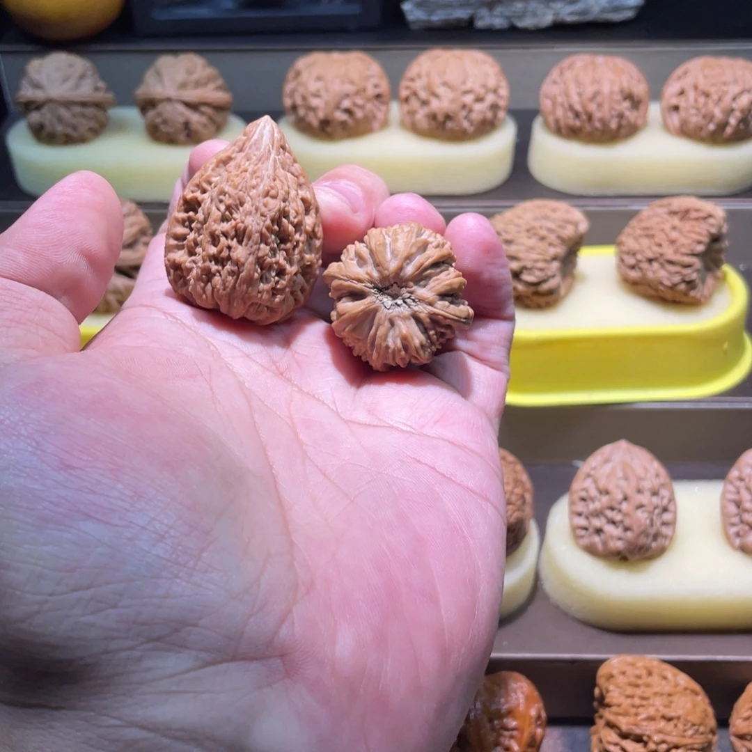 文玩核桃把件32全品满肉凹底正尖塔尖