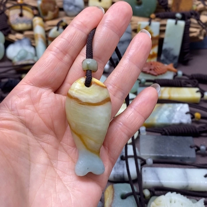 蛇纹石玉未镶嵌颈饰