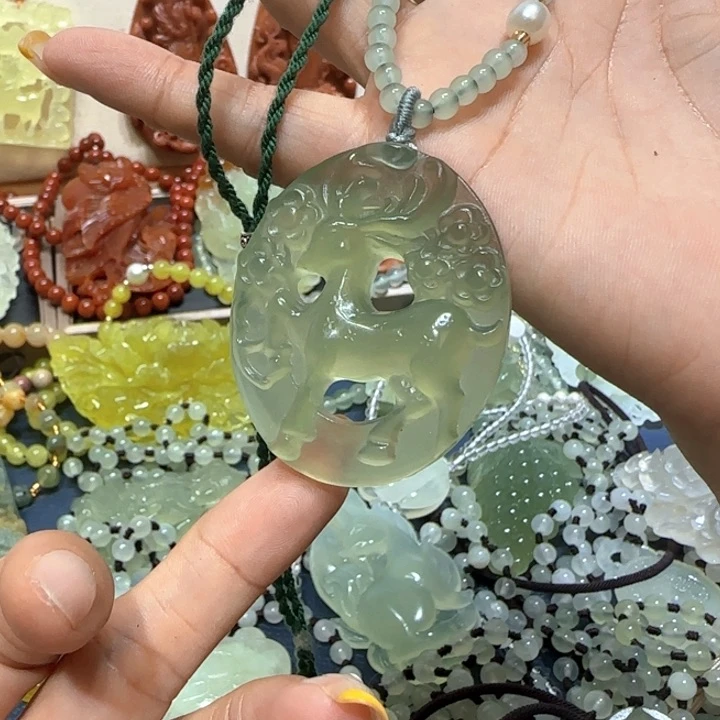 未镶嵌蛇纹石玉吊坠