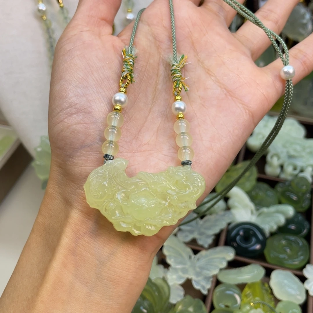 蛇纹石玉未镶嵌颈饰