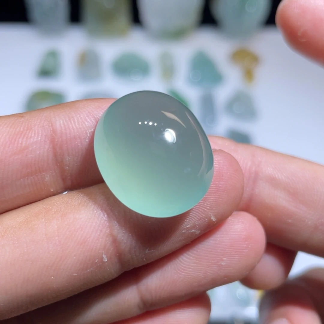 颈饰未镶嵌翡翠鸽子蛋