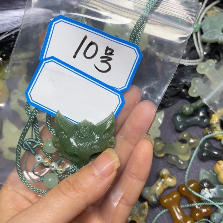 蛇纹石玉颈饰合金