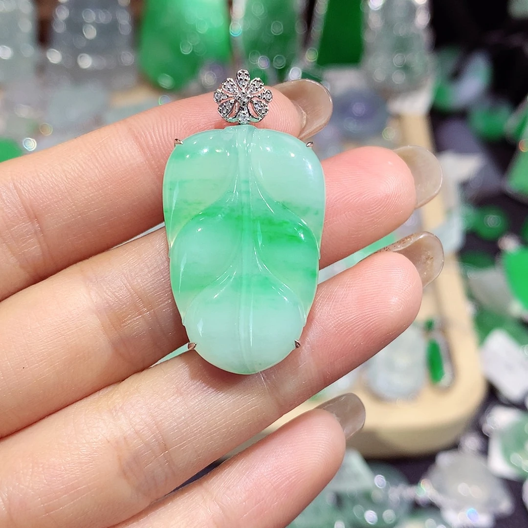 翡翠18K金镶嵌颈饰叶