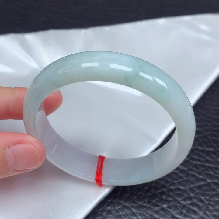 翡翠手镯未镶嵌。