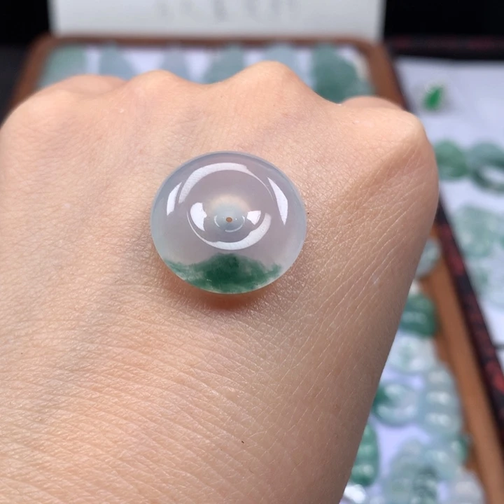 颈饰未镶嵌翡翠冰种飘花肥扣子