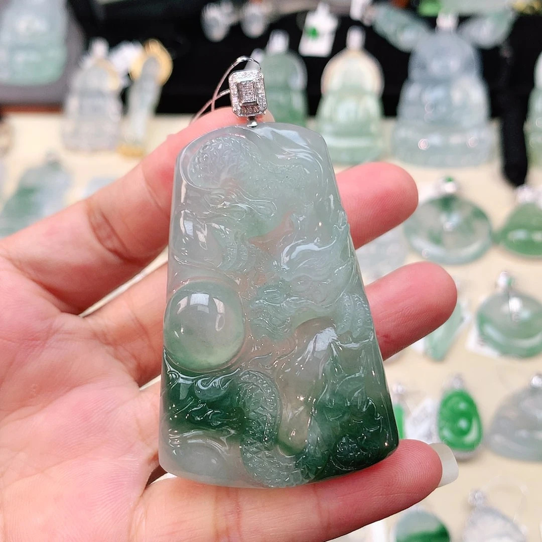 翡翠18K金镶嵌颈饰龙牌