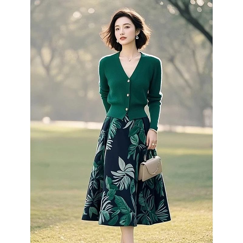 2025年新款简约纯色V领长袖针织衫女装独特漂亮小个子墨绿色上衣