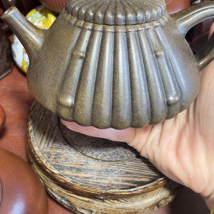 茶壶紫砂原矿泥料手工制作的一把紫砂壶。