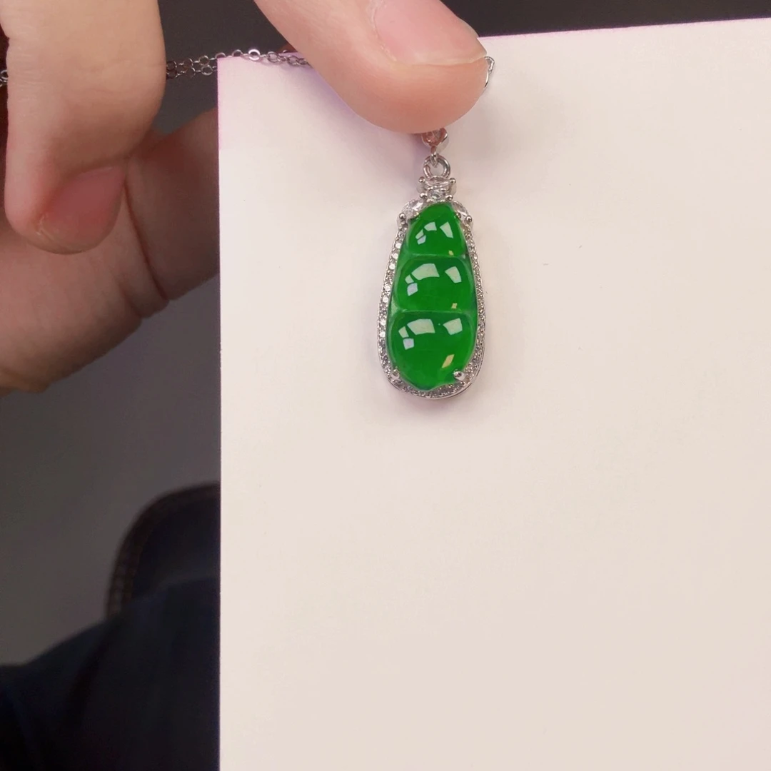 翡翠未镶嵌颈饰一件