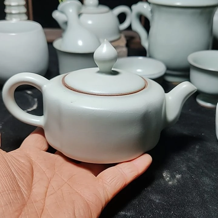 官瓷天青釉海棠壶