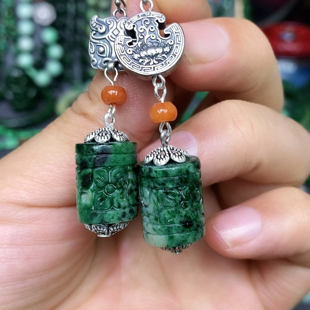 未镶嵌翡翠耳饰漂亮美眉