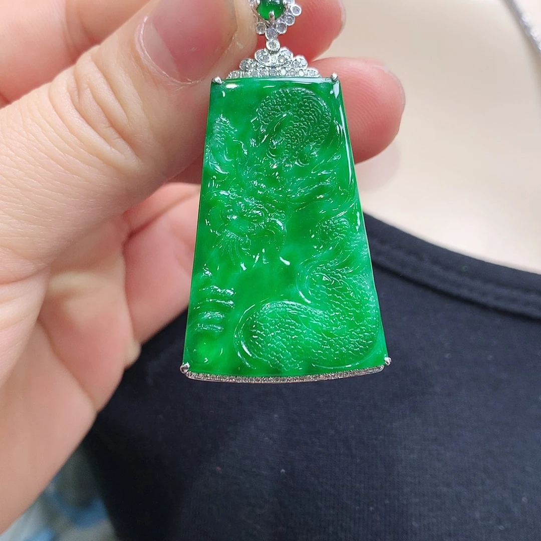 翡翠颈饰18K金镶嵌龙牌