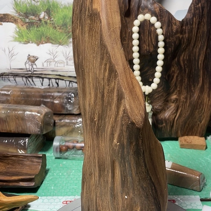 个***？木（红木类）土沉香香木摆件