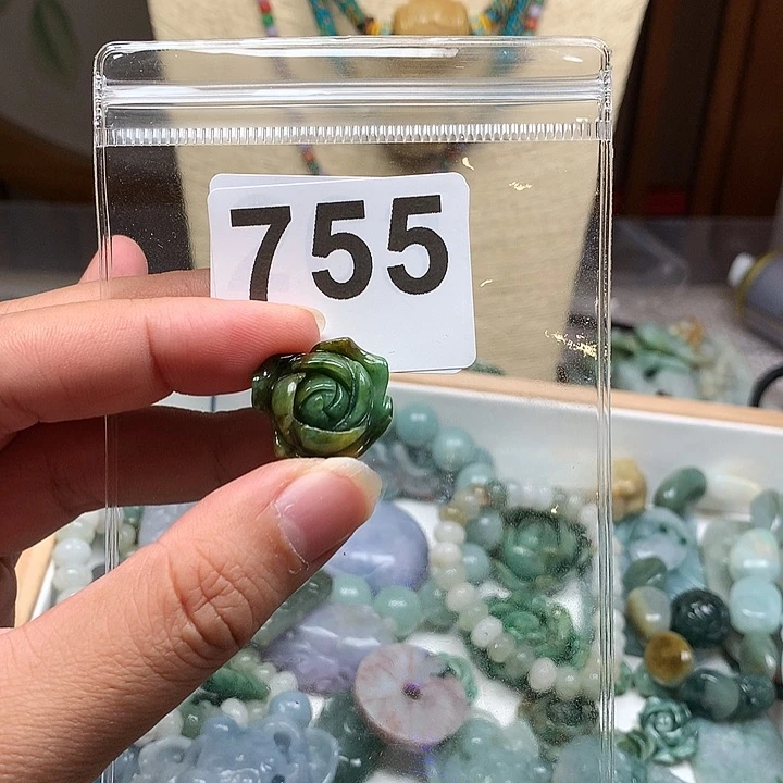 翡翠颈饰未镶嵌福**照翡翠