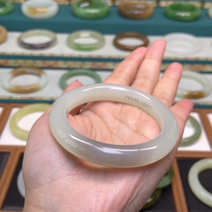 和田玉手镯未镶嵌56