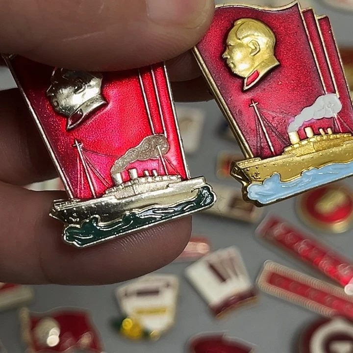 伟***1红色收藏像章像章