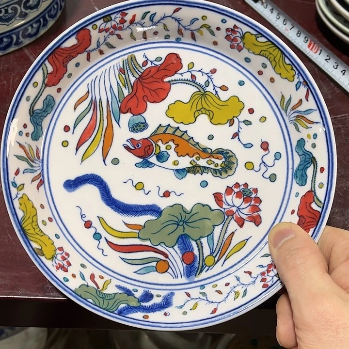 瓷片//////直径19厘米。红西西。