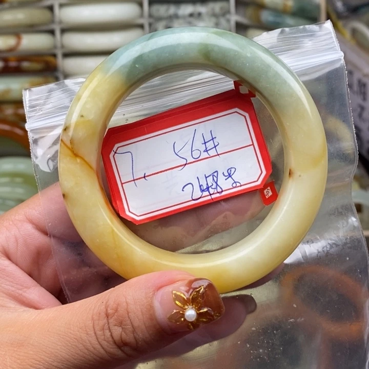未镶嵌蛇纹石玉颈饰吴*姐