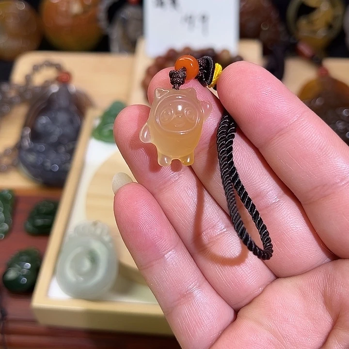 玛瑙/玉髓合金颈饰冰墩墩