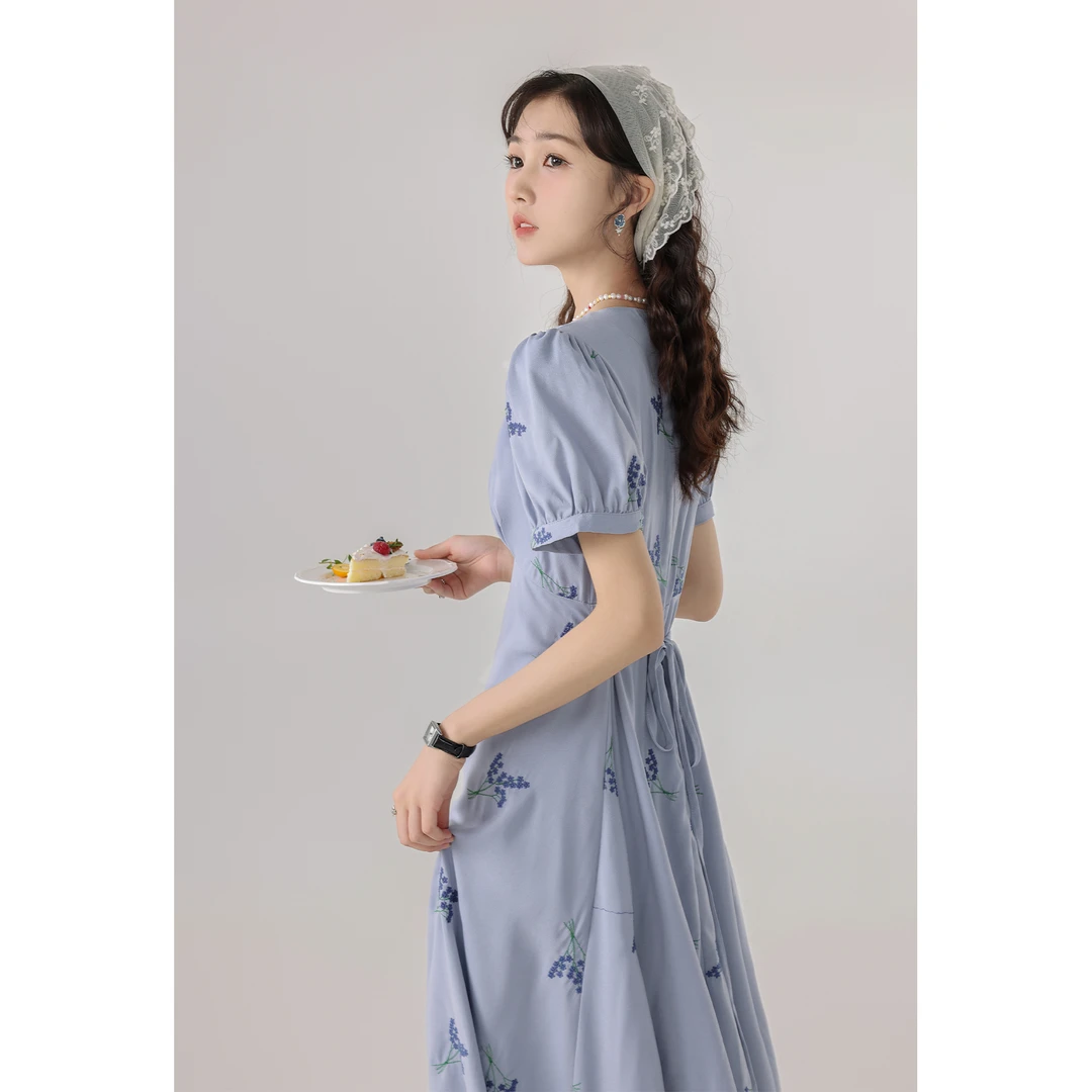 张汽水《蔷薇园》2025夏季法式黑色V领收腰a字裙花朵显瘦连衣裙女