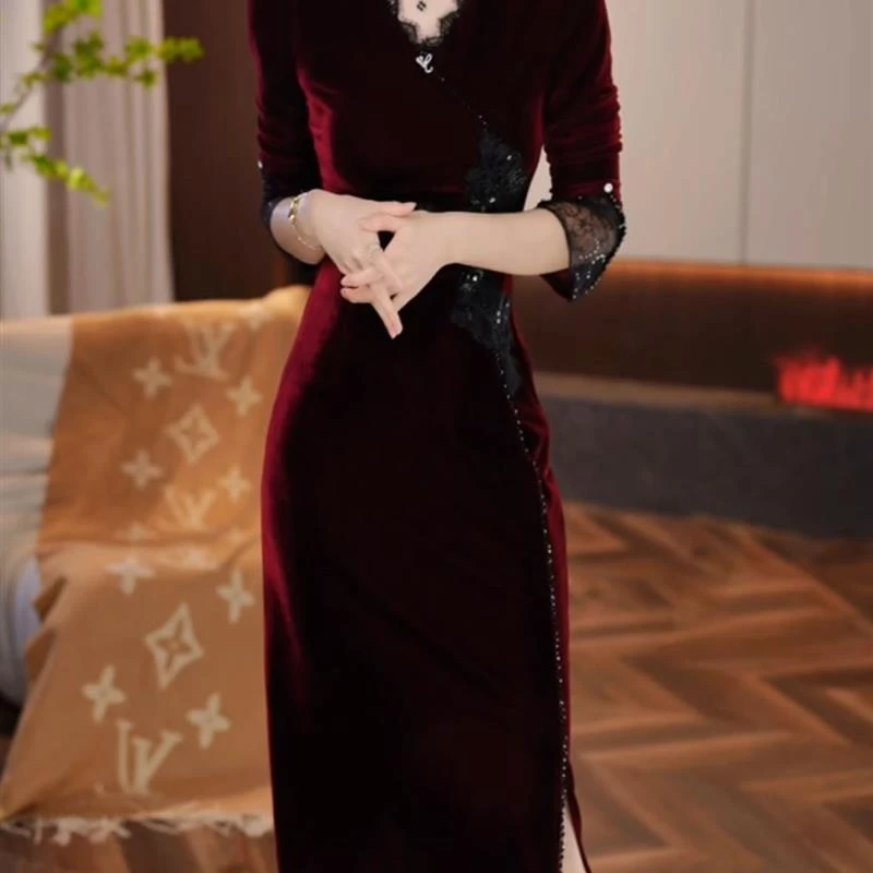 轻奢高级感V领长袖连衣裙女2025春秋新款贵夫人妈妈丝绒修身裙子