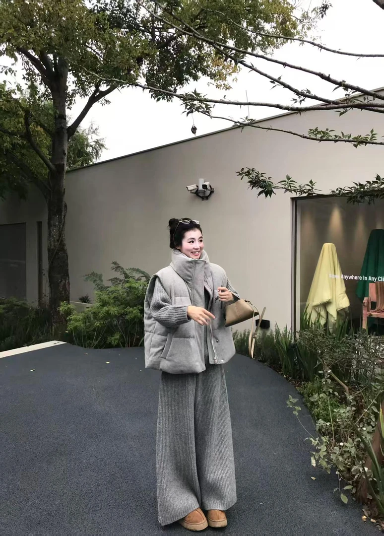 秋冬搭配一整套韩系穿搭松弛感灰色针织毛衣棉服马甲阔腿裤三件套