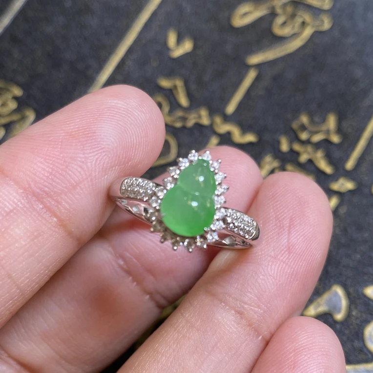 18K金镶嵌绿葫芦翡翠戒指