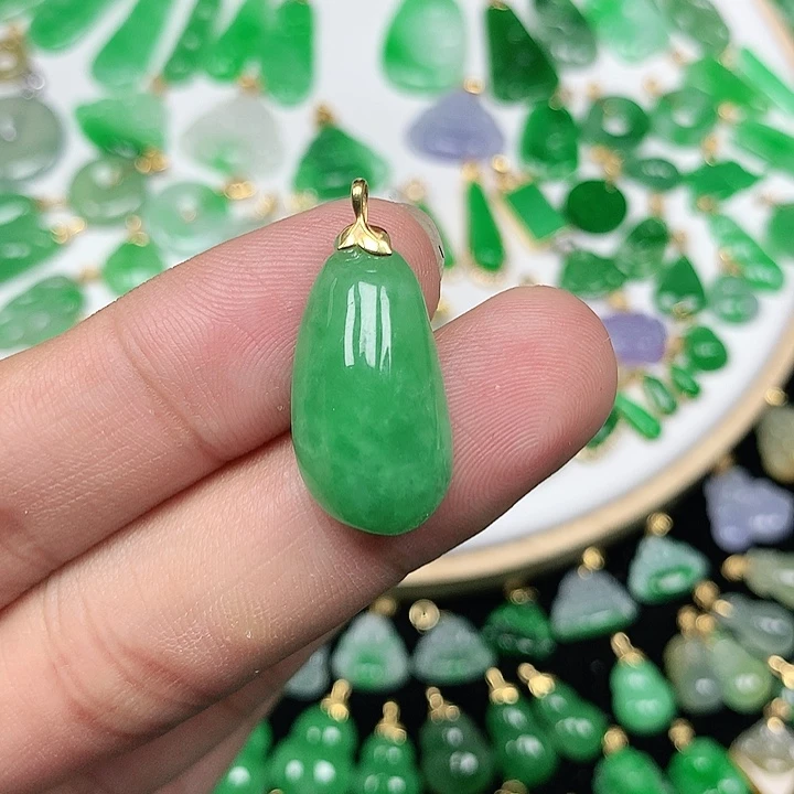 @****翡翠18K金镶嵌颈饰满绿饱满福瓜