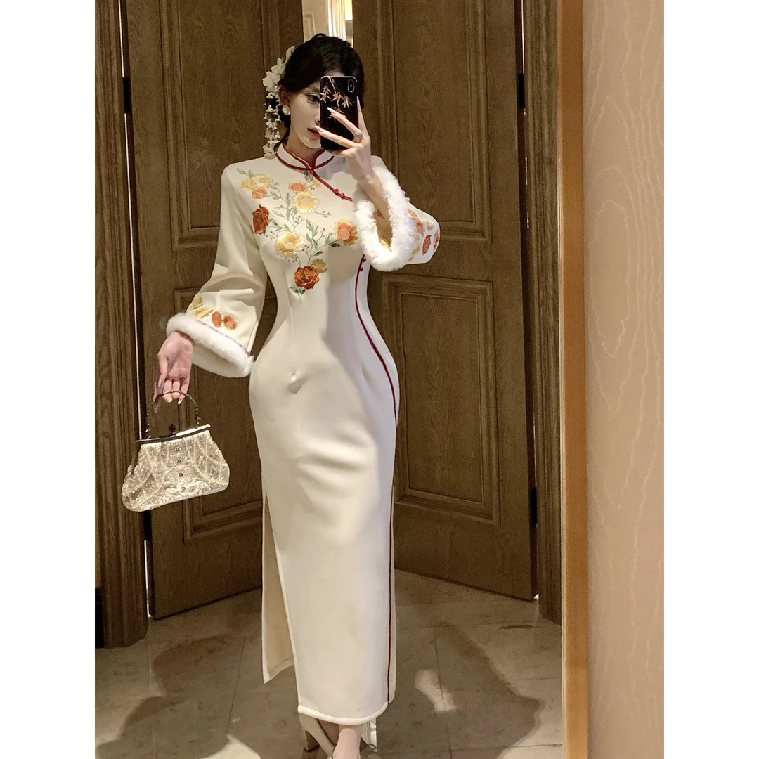 新中式白色素雅长袖改良旗袍2025冬季新款加绒保暖日常高级感刺绣