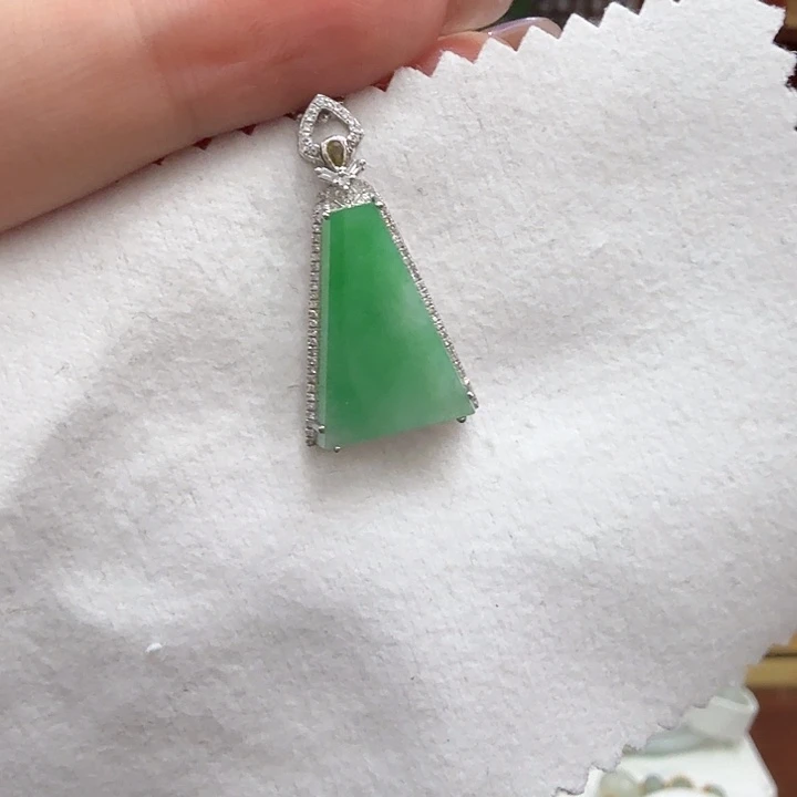 翡翠18K金镶嵌颈饰无事牌