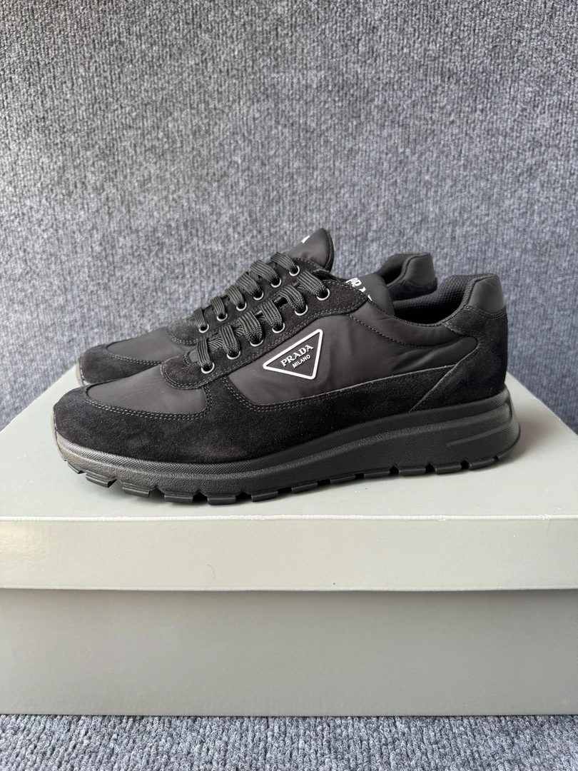 未使用 Prada/普拉达 42码 三角标 黑色 绒面 休闲 运动鞋