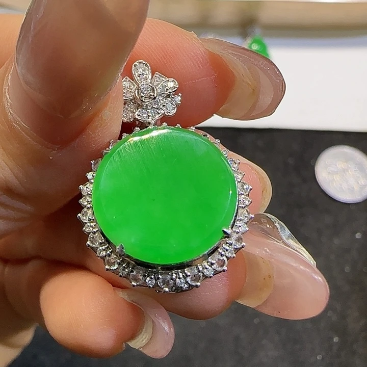 翡翠18K金镶嵌颈饰圆牌