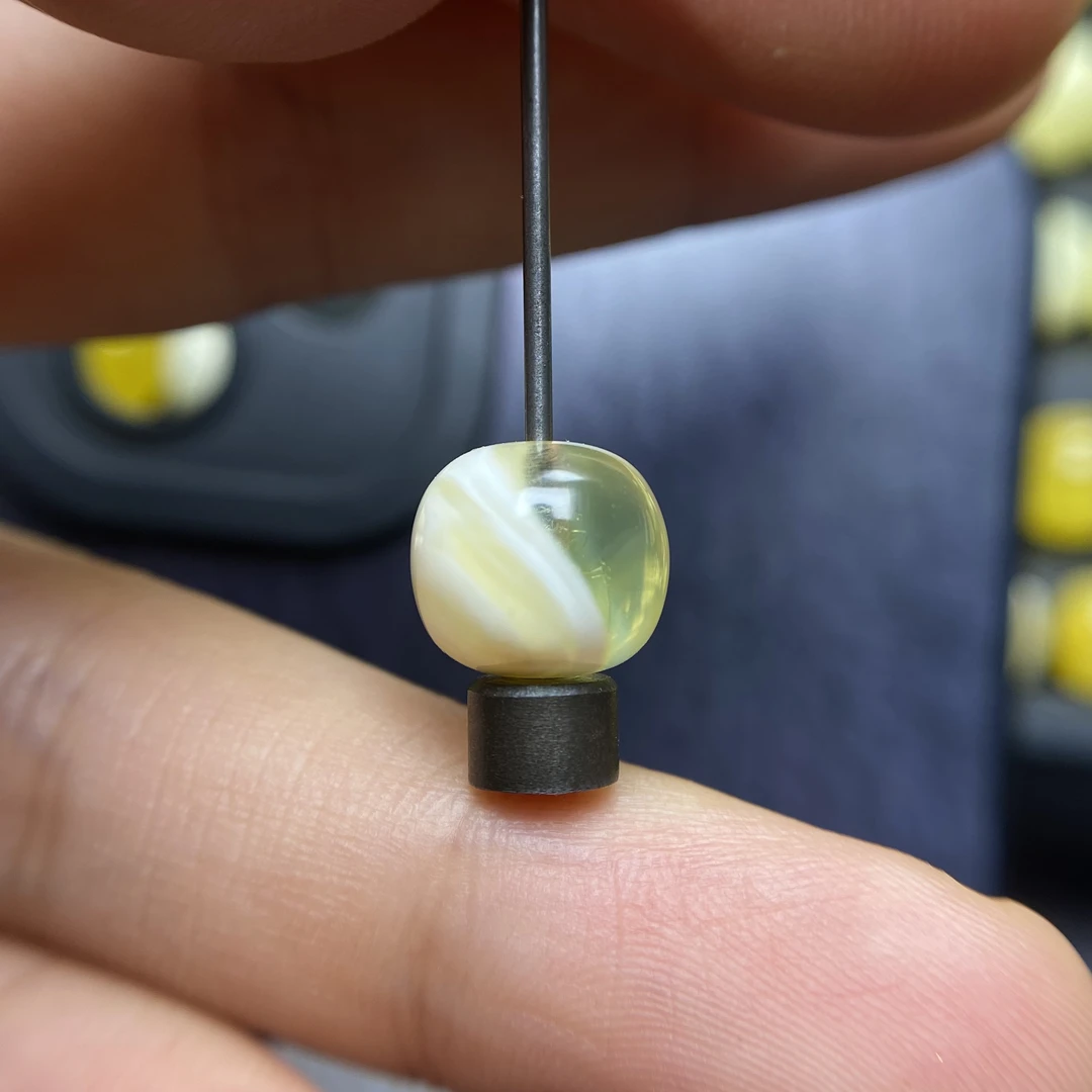 蜜蜡金白蜡老型配饰10.0×9.0mm，里面淡淡有点小碎花，无杂裂优化