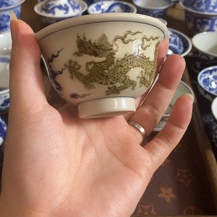 【无底款】釉里金龙纹压手杯