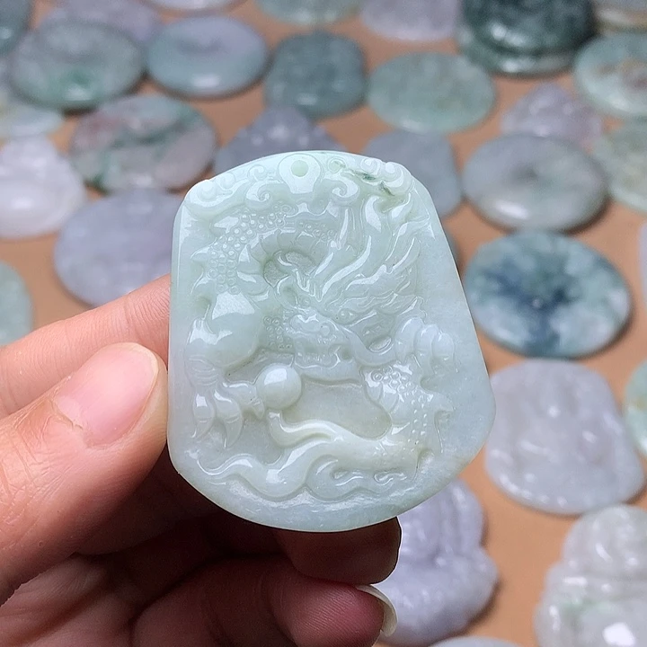 翡翠未镶嵌颈饰龙牌
