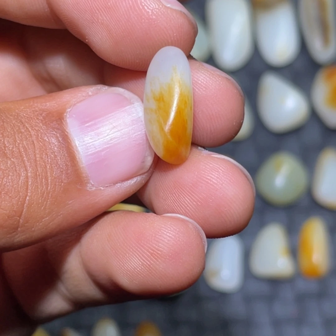 和田玉吊坠(不含链)未镶嵌2.2克原籽无修